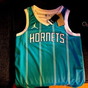 Looking to sale ASAP  brand new hornets jersey no number no name